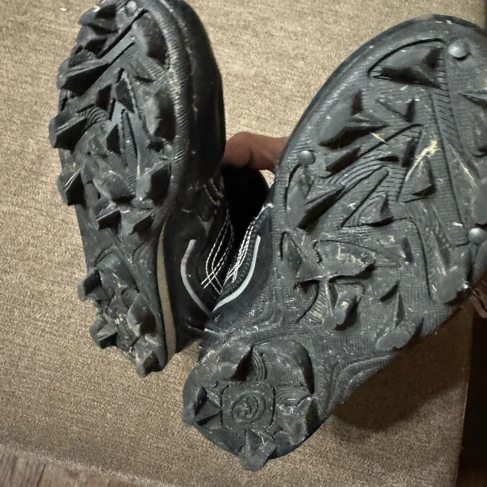 Rawlings Black baseball cleats with Synthetic Leather and Mesh